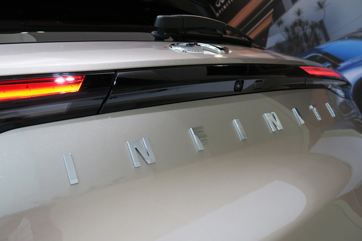 インフィニティQX60（「INFINITI」のロゴ）