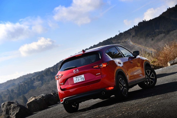 「CX-5 25T Lパッケージ」の燃料タンク容量は、FF車が56リッターで、4WD車は2リッター多い58リッター。今回試乗したペースでは、1回の給油で480～500kmほど走れる計算になる。