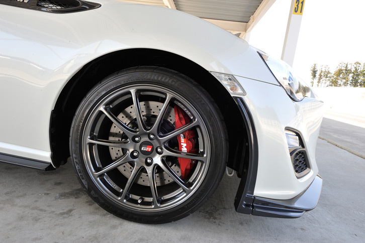 タイヤサイズは前が215/40R17、後ろが235/40R17。「ブリヂストン・ポテンザRE-71R」が装着されていた。