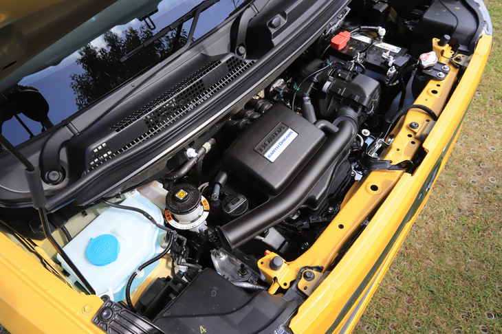 2代目「N-BOX」で新開発した直列3気筒エンジンをベースに商用ユースに最適化。最高出力53ps／最大トルク64Nmを発生する。