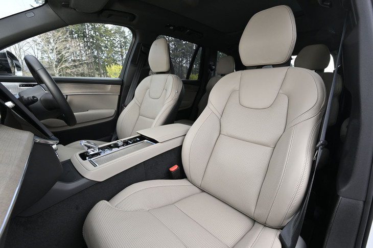 「XC90ウルトラT8 AWDプラグインハイブリッド」には、ベンチレーション機能付きの「パーフォレーテッドファインナッパレザーシート」が標準で装備される。写真のシート色は「カルダモン」と呼ばれるもの。
