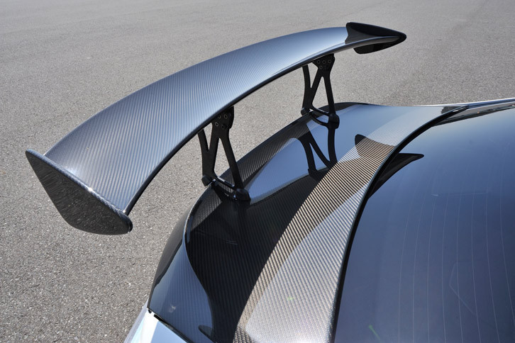 空力性能を高めるため、ボディーにはCFRP製の大型リアスポイラー、フロントスポイラー、バンパーサイドフィンなどのエアロパーツを装備している。