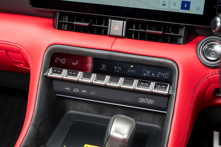 鍵盤状のエアコンのスイッチパネルは他のトヨタ／レクサス車では見たことがないスタイル。このあたりに備わっていたアナログクロックやCDスロットなどがなくなっている。