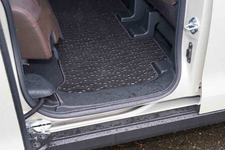 スライドドアの開口幅は650mmにまで拡大している。