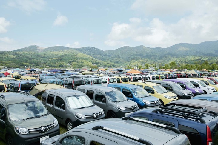 瞬く間に会場を埋め尽くした「カングー」。ここまでカングーが並ぶのは、フランスにあるカングーの工場とここしかないのでは？