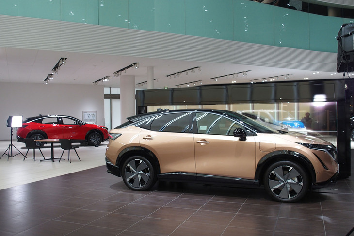 日産アリア（サイドビュー）