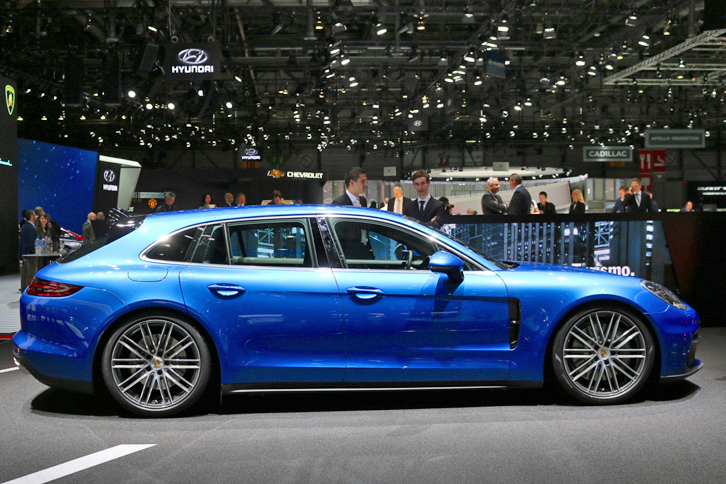 「ポルシェ・パナメーラ スポーツツーリスモ」の全長は5049mm。