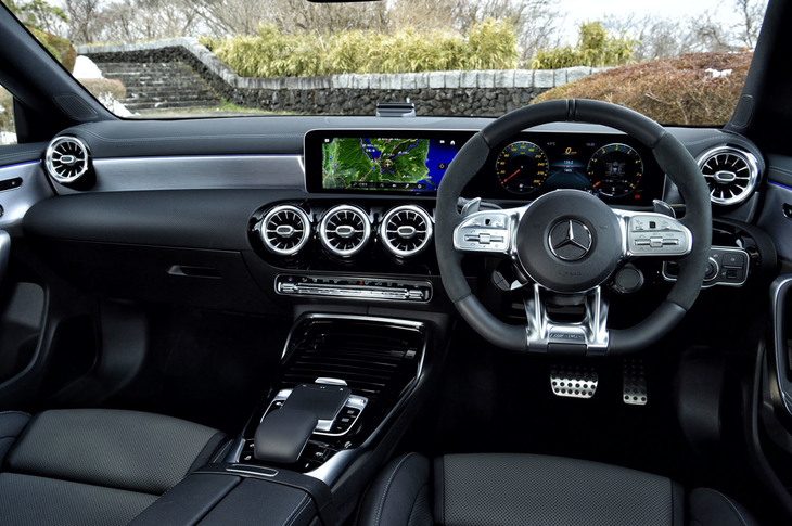 ジェットエンジンのタービンを模したというエアコン吹き出し口や横長の液晶パネルを配したメーターなど、ダッシュボードデザインはハッチバックの「AMG A45」と基本的に同一。