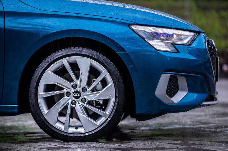 今回の試乗車では、18インチサイズの「5スポークVデザイン」ホイールに、225/40R18サイズの「ピレリ・チントゥラートP7」タイヤが組み合わされていた。