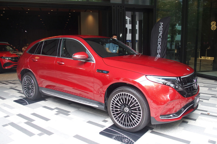 会場に展示された「メルセデス・ベンツEQC」。