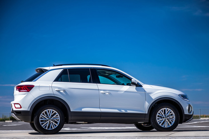 「TロックTSIアクティブ」のボディーサイズは全長×全幅×全高＝4250×1825×1590mm、ホイールベースは2590mm。車重は1320kgと発表されている。