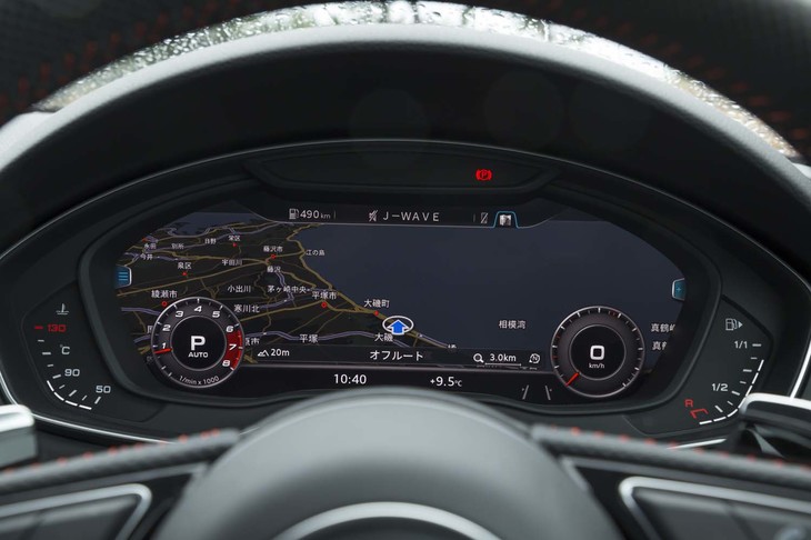 「アウディバーチャルコックピット」と呼ばれる液晶メーターには、速度計やエンジン回転計だけでなくカーナビ、Gフォース、トルク値なども表示できる。