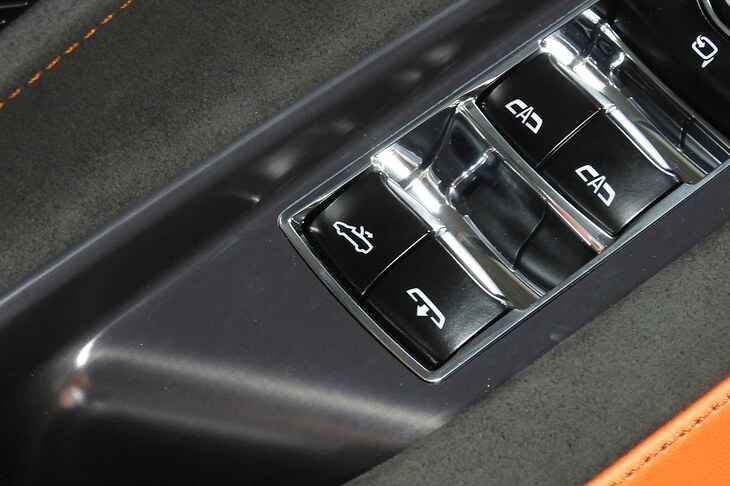 シボレー・コルベットZ06コンバーチブル＜米国仕様＞（電動リトラクタブルハードトップの開閉スイッチ）