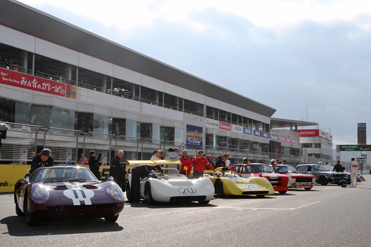 デモラン終了後、メインストレート上に並んだ「NISSAN MOTORSPORTS HERITAGE RUN」の出走マシン。