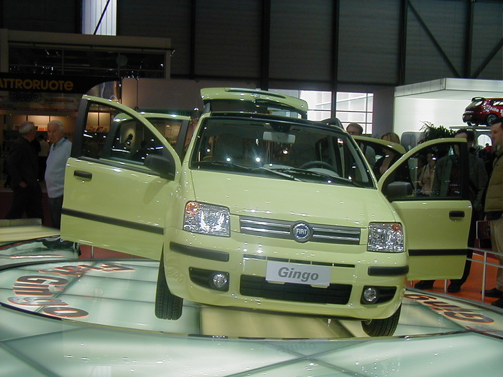 2003年のショーで公開された2代目「フィアット・パンダ」。この時点では「ジンゴ」の名称が与えられていた。だが直後にルノーから「トゥインゴ」と混同されるとの抗議を受け、生産型ではパンダに改められた。