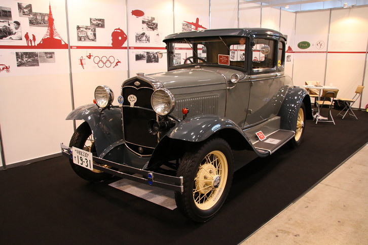 日本クラシックカークラブのブースに展示された「フォードA」。