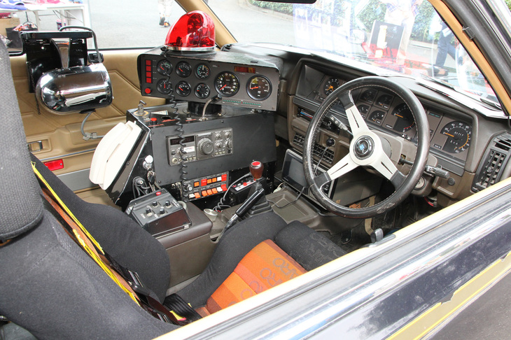 「マシンX」のコックピット。ドライバーズシートはレカロに、ステアリングホイールはナルディのクラシックレザーに交換。助手席は取り払われ、そのスペースは特殊装備で埋まっている。