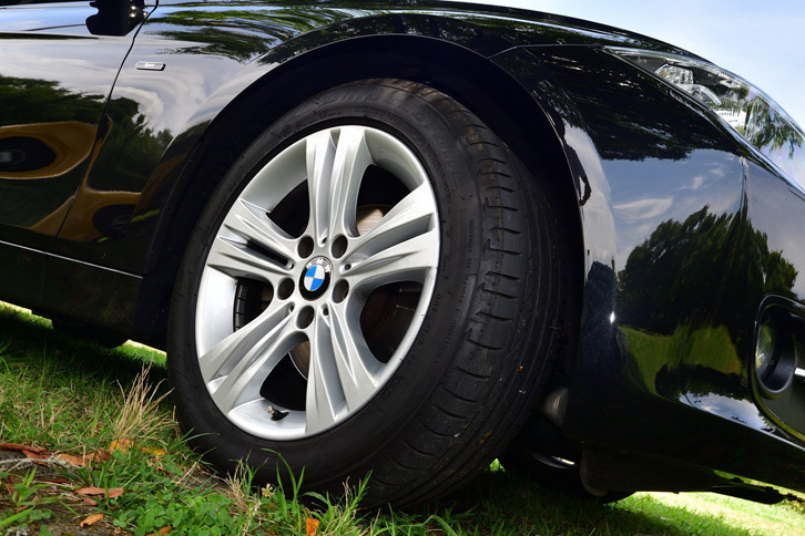 タイヤワックスを吹きつければ、タイヤもキレイ。まるで新品だ！（写真＝池之平昌信）