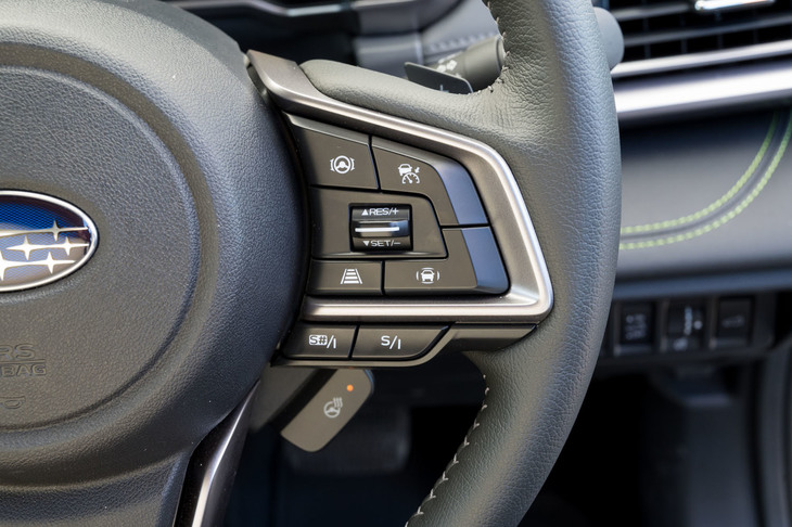 ステアリングホイールに備わる運転支援システムの操作スイッチ。新型「レガシィ アウトバック」には、渋滞時のハンズオス（手放し）走行を可能にする、最新の「アイサイトX」が装備される。