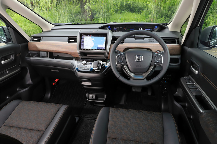 今回試乗した「フリード＋ ハイブリッド クロスター」の運転席まわり。このクラスにしては質感は高いが、シフトセレクターが旧来のレバー式だったり（最新のホンダ製電動モデルはボタン式）、パーキングブレーキが足踏み式だったりと、ちょっと時代を感じるところも……。