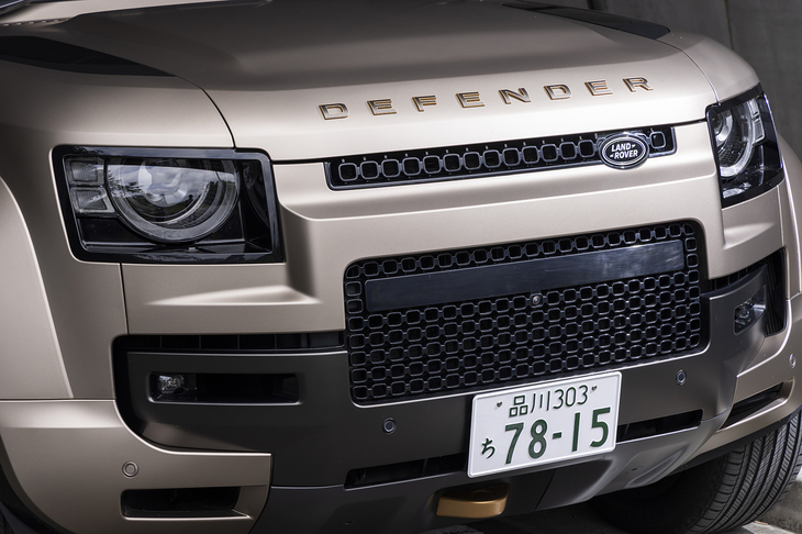 大きなエアインレット付きのグリルは専用デザイン。ナンバープレートの下にカッパーのけん引フックを装備している。