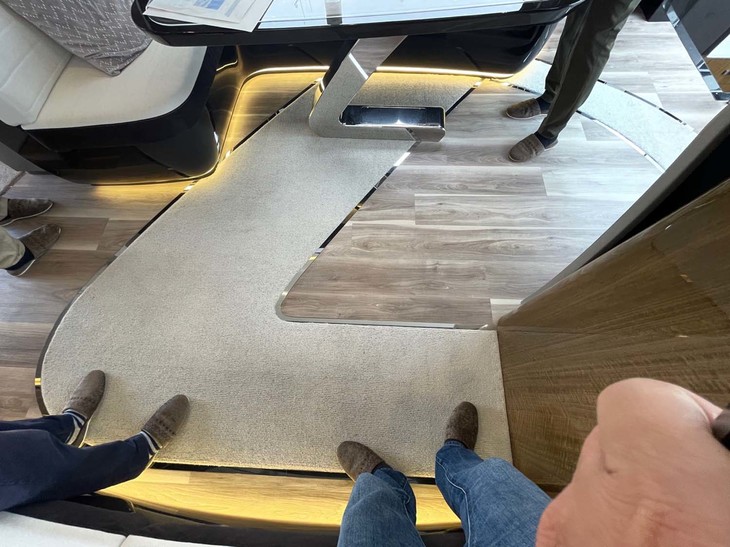 踏みつけてしまって申し訳ないが、床には大きなレクサスエンブレムがレイアウトされている。