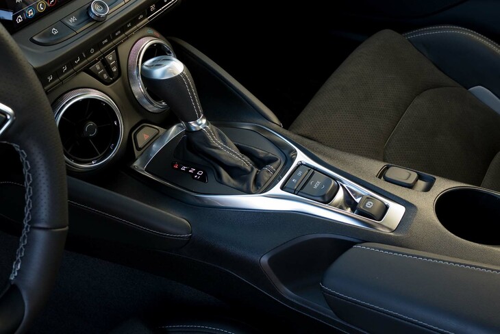 トランスミッションは高効率な10段AT。変速制御はしっかり練られたもので、100km/h以下の車速でもトップギアに入り、高効率な走りを実現する。いっぽうで変速がビジーな印象もなく、必要なときにはきっちり回転を引っ張り、エンジンを使ってくれる。