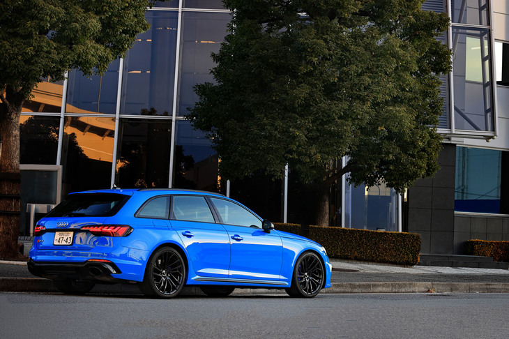 可変ダンパーに電子制御4WD、スポーツデフと、頭のてっぺんから足のつま先までハイテクで身を固めた「RS 4アバント」。いかにも最新のスポーツモデルといったクルマに仕上がっていた。