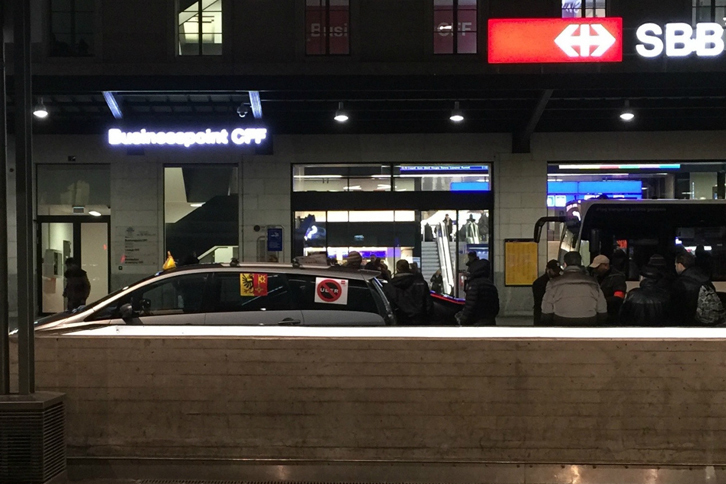 ジュネーブでも、2015年から既存タクシードライバーによるハイヤー配車サービスへの反対運動が激しく行われている。ジュネーブショーの開催期間中も、抗議の“ノロノロ運転作戦”が計画された。