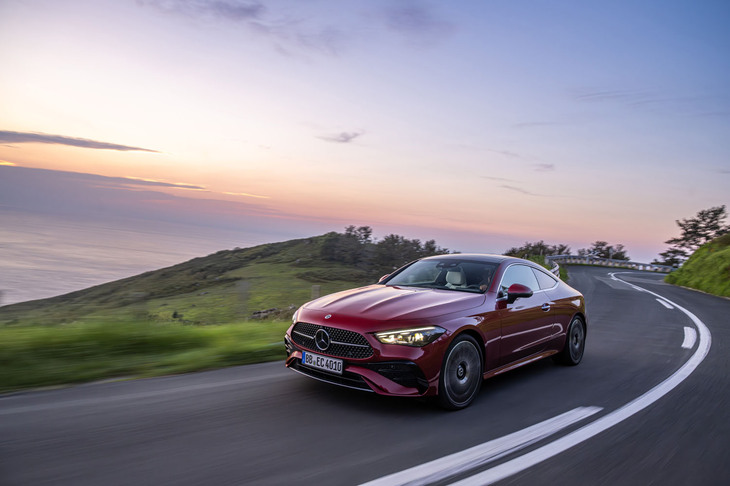 後輪操舵の最大舵角は2.5度。「EQS」などのように大きくは切れないが、適度にスポーティーなセッティングだ。