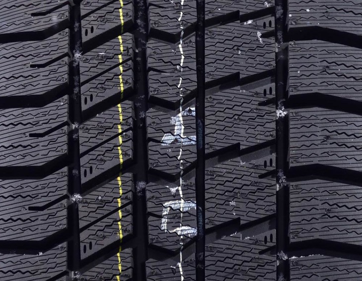 トレッド面のアップ。雪柱せん断力を高めるべく溝の交差点を多く配置した「マルチインターセクション」が設けられている。