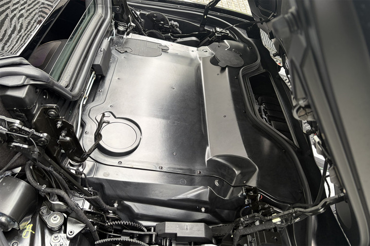 最高出力646PS、最大トルク623N・mを発生する「コルベットZ06」の5.5リッターV8 DOHCエンジン。電動式リトラクタブルハードトップを収納するために、エンジン本体はすべてカバーで覆われている。