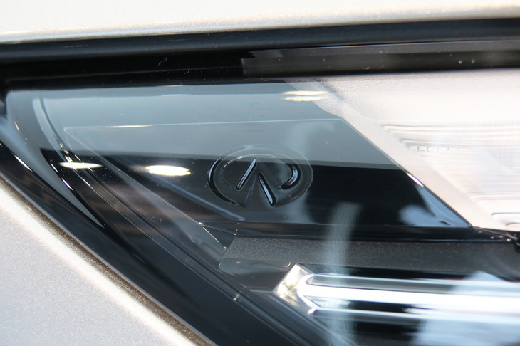 インフィニティQX60（ヘッドランプ内のエンブレム）