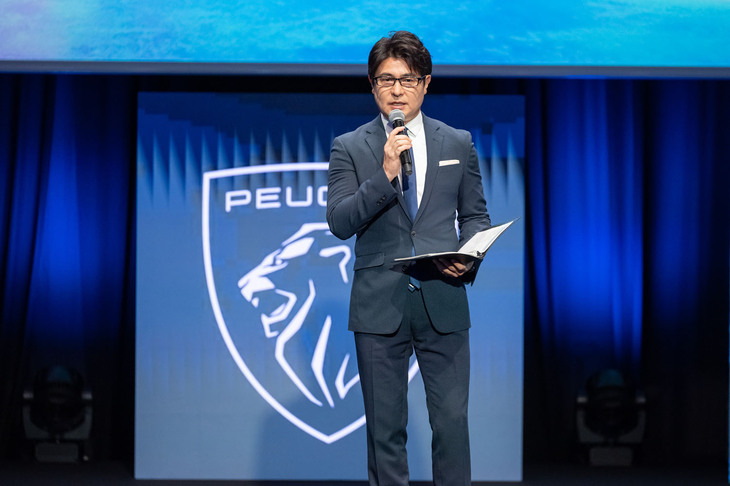「プジョー3008」の発表イベントでステージに立った司会・進行の安東弘樹氏。