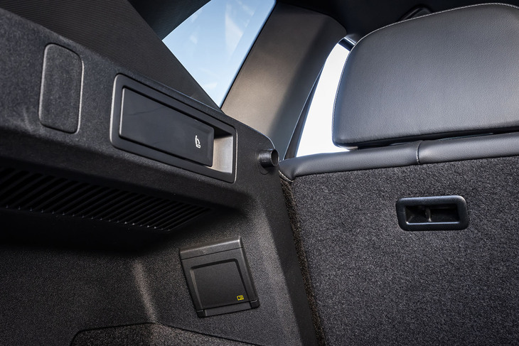 後席の背もたれは、荷室にあるレバーを用いてワンアクションで倒すことができる。全車の荷室に、AC100Vの電源ソケットが備わっているのも新型「ティグアン」のセリングポイント。