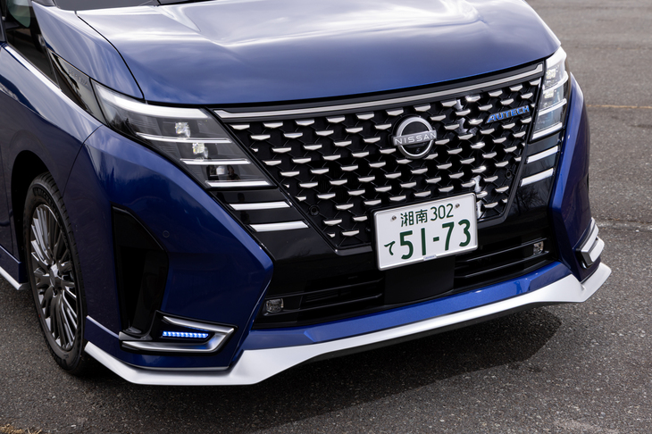 フロントグリルは海面のきらめきをイメージしたというクロームメッキ仕上げ。バンパーの両サイドにはブルーのシグネチャーランプが備わっている。