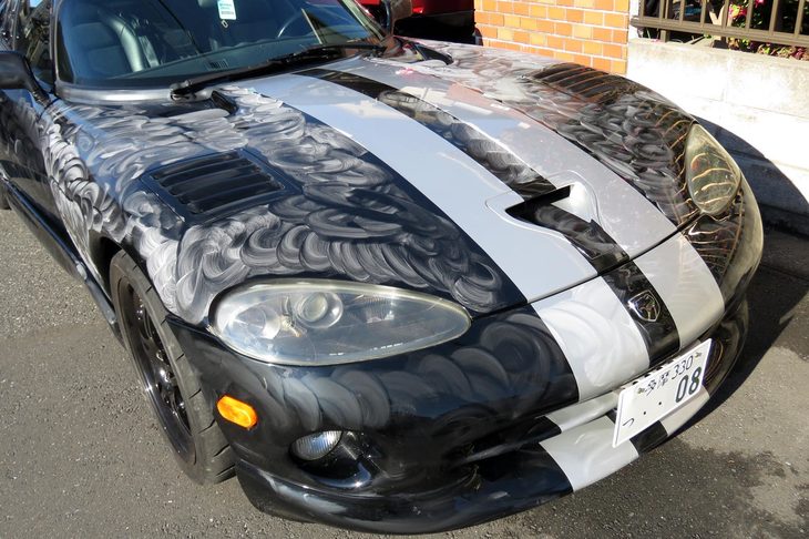 ボディーを水洗いしたら、まずはコンパウンドがけ。専用のスポンジでボディーを磨き、コンパウンドが乾くのを見計らって雑巾で拭き落とす。効果がはっきり分かるのでキモチイイ。