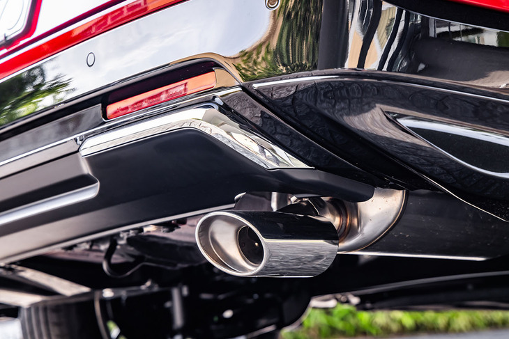 リアビューをスタイリッシュに演出する純正アクセサリー「エキパイフィニッシャー」は9900円。パワーユニットを問わず「ヴェゼル」全モデルに装着が可能だ。