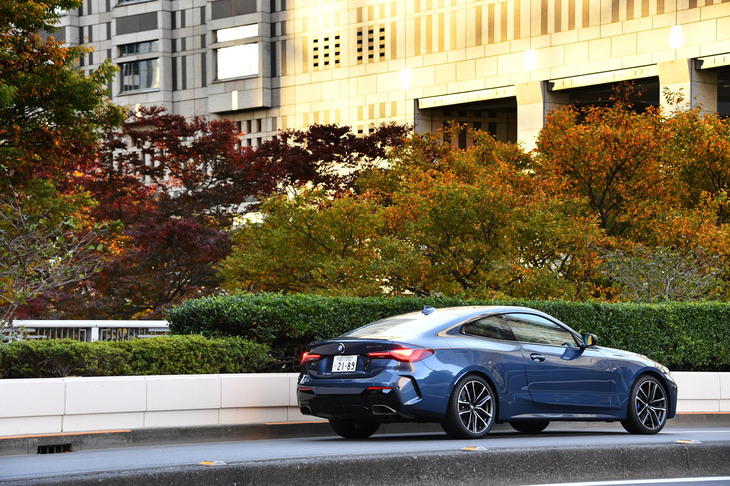 外観では、専用のリアスポイラーや、「Mパフォーマンスモデル」専用の「セリウム・グレー」で塗装されたグリルやエアインテーク、エアブリーザー、ミラーキャップなどが、他のグレードとの違いだ。