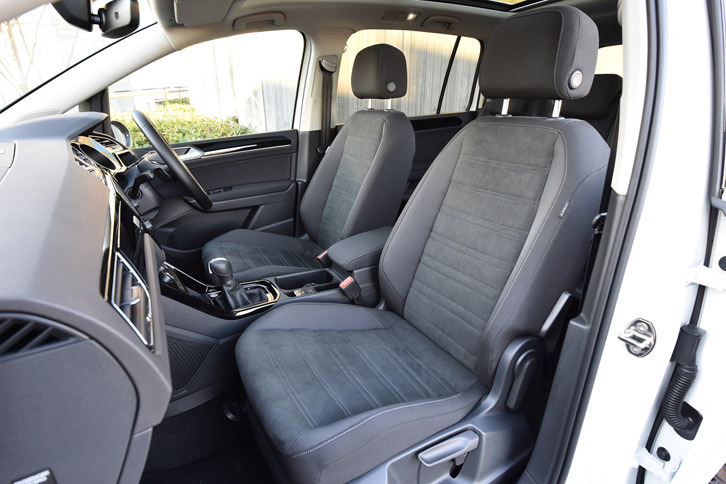 シート表皮は「TSIハイライン」がマイクロフリース、そのほかの2グレードはファブリックとなる。