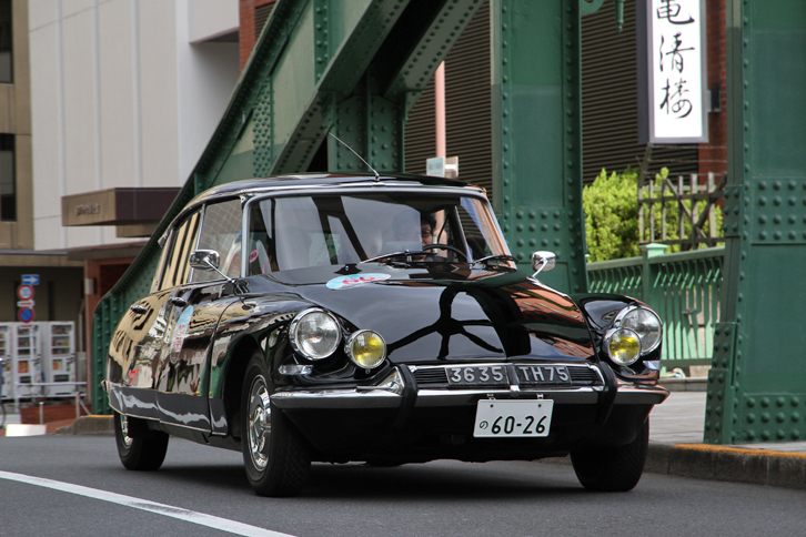 柳橋を渡る、1967年「シトロエンDS19」。漆黒のボディーが美しい。