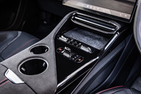 小さなレバー式シフトセレクターの横に、パーキングスイッチとハザードスイッチを配置。センターコンソールの前方にはワイヤレス デバイスチャージャーを標準で装備する。インフォテインメントシステムは「Apple CarPlay」と「Android Auto」に対応している。