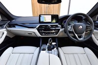 上質なレザーで仕立てられたインテリア。試乗車はダッシュボードにも本革があしらわれている（17万1000円のオプション）。