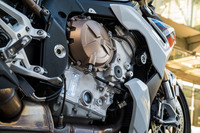 エンジンはベースである「S1000RR」のユニットより5kgの軽量化を果たしているほか、より中回転域でのトルクを強化。トランスミッションは4～6速をロングレシオ化することで、ストリートでの快適性を高めている。