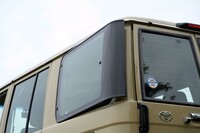 荷室の大きなサイドウィンドウは、写真のとおり開口が可能。車内の空気を流すことができる。