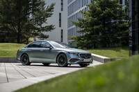 フラッシュサーフェイス型のドアハンドルや、前面だけでなくボンネット側面にまで拡大したシーリングなどにより、空力係数を示すCd値は0.23を実現している。