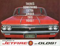 「オールズモビルF-85ジェットファイア」のカタログ。「フードの下に特別な何かが！」と描かれた表紙を、まさにボンネットを開けるように上方にめくると……。