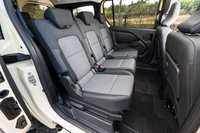 スライドドアの開口部は「カングー」より180mmも拡大。2列目は3座独立でスライドしたり背もたれを倒したり取り外したりできる。その様子はあとに紹介する写真で詳しく。