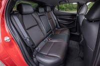 後席は、ヘッドルームに余裕があるとはいえないが、ストレスなく大人2人が移動できる空間が確保されている。「セダン」の方が「ファストバック」よりも広そうだが、実際は両モデルの居住空間の数値にほとんど差はない。背もたれは60：40分割可倒機構を備える。