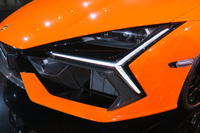 フロントまわりの大きな特徴である、Y字型のヘッドランプ。“目頭”の位置に備わる、先進運転支援システムのセンサーまわりも非常に凝ったデザインとなっている。